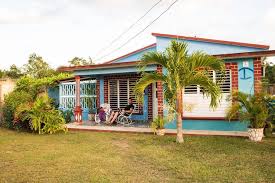 Cuba, visti anche gli avvenimenti internazionali che l'hanno riguardata e il riavvicinamento non soltanto diplomatico con gli stati uniti, e' salita agli onori della cronaca, attirando l'attenzione di milioni di. Casa Particular Vse O Najboljsem Nacinu Prenocevanja Na Kubi Bluemarble Vagabonds