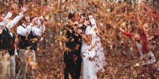 Siguiendo las tendencia en decoración, hoy os traigo unas hojas o plumas hechas en macramé, luciéndolas en una base entelada. Decoracion De Hojas Secas Para Bodas De Otono Miboda Com