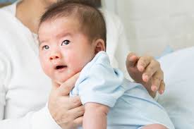 Ada yang tak kena ke? Tepuk Belakang Tunggu Anak Sendawa Tak Perlulah Sampai Keluar Bunyi Sekejap Dah Ok Pa Ma