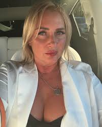 Got inspired today by one of our leaders newsletter. ⠀ Success doesn't  happen to people who wait; it happens to those who act. ⠀ If you're serious  about growth, you have to