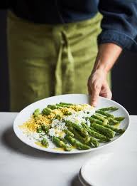 Cette Recette Integre Aussi Des Cornichons En Des Qui Ajoutent De La Texture Et Mettent En Valeur Le Gout Fin Des Asperges La Garn Clean Recipes Food Veggies