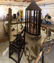 File:50 000 Exponate aus 1000 Jahren Kriminalgeschichte zeigt das  Kriminalmuseum Rothenburg ob der Tauber. 19.jpg - Wikimedia Commons