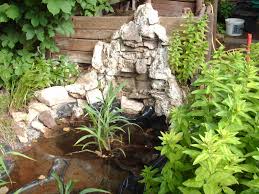 Wasserfall aus natursteinen neben dem haus mit anschließendem bachlauf. Wie Baue Ich Einen Wasserfall Gartenbob De Der Garten Ratgeber