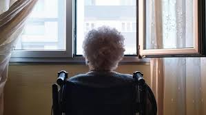 Susana, jubilada de 79 años que comparte piso con estudiantes: "Cobro 800  euros y no me puedo permitir nada"