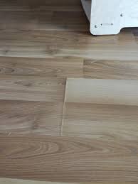 Da ist der gedanke verlockend, einfach den neuen teppich auf dem alten boden zu verlegen. Wasserschaden Bei Laminat