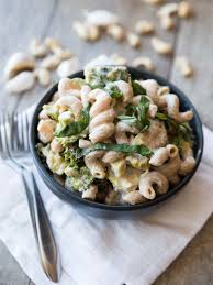 Creamy Roasted Garlic Broccoli And Leek Pasta Veggieandthebeastfeast Com Leek Pasta Whole Food Recipes Roasted Garlic