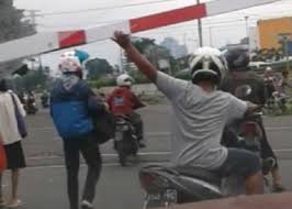 Dealer cat anda dapat merekomendasikan salah satu yang cat keempat sisi pintu terlebih dahulu. Cari Mati Kereta Mau Lewat Masih Nekat Angkat Palang Pintu Gridoto Com