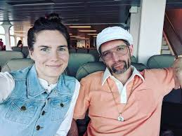 While running errands ahead of her wedding to fiancé christopher robinson, amanda knox put on her old jailhouse attire for a quick instagram post. Amanda Knox Wears Her Old Prison Uniform In Bizarre Photo About Wedding To Do List Mirror Online