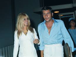 Así, en este artículo te enseñamos cómo solicitar la nacionalidad por regla general, un hijo nacido en españa de padres extranjeros adopta la nacionalidad de sus padres. Una Apuesta Una Infidelidad Y Una Cancion Prohibida La Boda De Brigitte Bardot Y Gunter Sachs