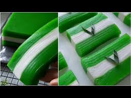 Kue lapis ini memiliki tekstur yang kenyal yang biasanya memiliki warna yang menarik dan berbeda yang disusun dengan berlapis. Kue Lapis Pandan Tapioka Yang Super Glowing Litetube