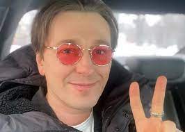 Ранее сергей безруков высмеял дебют ольги бузовой во мхате. Vo Vremya Pandemii Sergej Bezrukov Zanyalsya Razvedeniem Kurej
