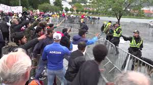 Motdemonstranter møtte opp ved sians demonstrasjon lørdag ettermiddag på festplassen i bergen. Politiet Opplever Mindre Respekt Fra Ungdom Nrk Vestland