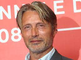 Et glass til er både et oppgjør med og en omfavnelse av dette bekymringsløse danske. Mads Mikkelsen Apner Bergensfestival Alkohol Har Gjort Fantastiske Ting