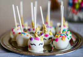 Die ursprüngliche idee für cake pops kommt von bakerella, wobei so ähnliches gebäck auch als rumkugeln oder granatsplitter bekannt ist. Cake Pops Grundrezept Lustige Kuchlein Am Stiel Backerei Eckert