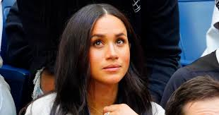 Meghan Markle homenageia filho e marido com joias sobre zodíaco. Aos  detalhes!