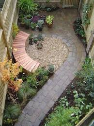 Good feng shui for garden design and backyard landscaping calls for three 10. Feng Shui Garten Gestalten Sitzbank Holz Gehweg Steinplatten Fliesen Gartenwegeideen In 2020 Small Backyard Gardens Small Courtyard Gardens Small Backyard Landscaping