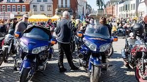 Nordfriesland: Großer Andrang bei Motorrad-Gottesdienst und Corso in Husum  | ZEIT ONLINE