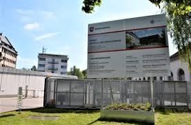 Ein mann wird am donnerstag in der innenstadt hannovers in einem fahrenden auto erschossen. Bbmyjk5intoe7m