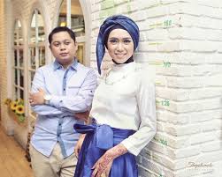 Prewedding casual dengan baju berwarna hitam bisa kamu lakukan dimanapun tempatnya, tetapi banyak yang menggunakan prewedding casual berwarna hitam itu dilakukan di dalam ruangan. 30 Foto Prewedding Hijab Casual Indoor Outdoor Modern