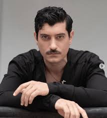 Με καθυστέρηση μίας σεζόν κάνει την εμφάνισή του ο αργύρης πανταζάρας στις «άγριες μέλισσες» του αντ1. Agries Melisses O Argyrhs Pantazaras Erxetai Sto Diafani Hello Magazine