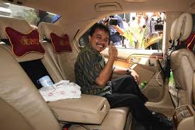 Roy mengaku pemasangan parabola tersebut untuk mempermudah akses internet. Roy Suryo Home Facebook