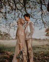 Untuk sesi foto prewedding di jawa tengah ini, anda bisa menentukan sendiri mana kota yang akan dijadikan tujuan anda. 30 Foto Prewedding Hijab Casual Indoor Outdoor