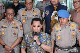 Kan sudah, peradilan sudah selesai, ucap kepala biro penerangan masyarakat divisi humas polri, brigadir jenderal polisi awi setiyono. Polisi Masih Selidiki Motif Pelaku Penyiraman Air Keras Ke Novel Kabar24 Bisnis Com