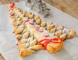 Stendete la pasta sfoglia e con un bicchiere tagliate due dischi: Albero Di Natale Alla Nutella Con Pasta Sfoglia