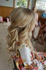 Blonde Haare Buntes Kleid Leicht Gekrauste Haare Brautjungfern Frisuren Brautjungfern Frisuren Brautjungfernfrisuren Haare Hochzeit