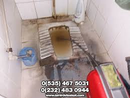 Alafranga tuvaleti alaturka'ya çevirmek için çalışılırken ilk olarak var olan klozetin su tesisatı ile ilgisini kesmek için boruların sökülmesi ve vidalarının açılması işlemi yapılır. Bergama Alaturka Tuvalet Tikaniklik Acma Tikaniklik Acma Su Tesisati Sihhi Tesisat Izmir