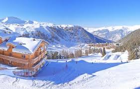 La plagne bestaat uit zes moderne skistations, die liggen aan de voet van de pisten, en vier skidorpen die toegang geven tot het hele skigebied. Vermietung La Plagne Studio Appartement Chalet Hotel Ski Planet
