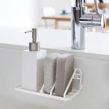 洗剤ボトル スポンジ たわしをすっきり収納 スポンジ ボトルラック プレート のご紹介です 吸盤でシンクにくっつけるだけの簡単設置 シンクを傷付けないクッション付きです 幅違いの仕切と水切れの良い底面構造 底面にクッション付きでシンク上にも設置出来ます