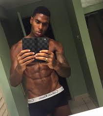 Zij reageert onder de foto met een hartje. Shutelbitdown On Twitter Please Look At Denzel Slager From Dutch Love Island