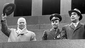 Vor 60 jahren flog der sowjetische kosmonaut juri gagarin als erster mensch ins weltall. Juri Gagarin Juri Gagarin Am 12 April 1961 Der Erste Mensch Im All Br Wissen