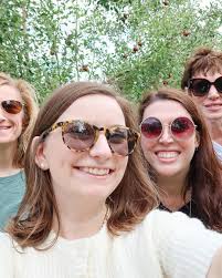 Shellie May appreciation post 💗🐻🎀 Last time we were at Aulani Shellie  was “on vacation”. So I'm glad this time I got to meet her 👏🏻•  #shelliemay #shelliemaybear #duffyandfriends #duffyandshelliemay #aulani  #aulanidisneyresort #