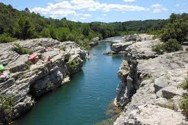 En plein cœur du département du gard, la ville se présente comme une ville. Les Cascades Du Sautadet A La Roque Sur Ceze Photos Horizon Provence