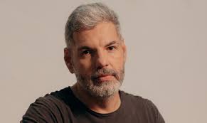 Sensibilidade”, o primeiro amor em destaque na belíssima voz de Stella  Laura