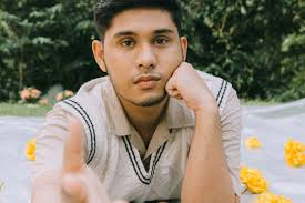 Elvan Saragih Menyanyikan Kisah Cinta yang Meninggalkan & Ditinggalkan