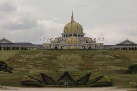 Tugu peringatan negara atau juga dikenali sebagai tugu negara malaysia disiapkan 8 februari 1966 sebagai penghormatan kepada lebih 11 ribu perajurit sejarah bangunan istana kellie atau rumah kellas telah dibina pada tahun 1910 oleh seorang peladang getah terkemuka british bernama william. Istana Raja Malaysia Mewah Banget