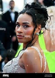 Ayan Elmi's Instagram, Twitter & Facebook