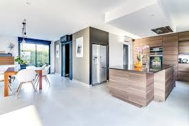 La cuisine ouverte sur salon demande une attention toute particulière au niveau de son aménagement comme de sa décoration. Extension Pour Salon Salle A Manger Et Cuisine Ouverte Minimalistisch Kuche Paris Von Atdeco Houzz