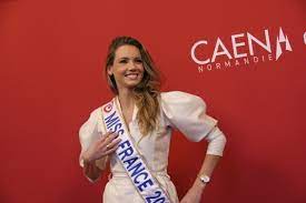 Amandine petit et julien, un couple amoureux, découvrez qui est le petit ami de miss france 2021! Amandine Petit En Marianne A Miss Univers Un Costume Du Createur Rouennais Smain Boutamtam 76actu