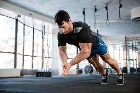Pour pouvoir contracter vos pectoraux, commencez par faire une vingtaine de pompes. Coaching Comment Muscler Vos Pectoraux Sans Materiel L Equipe