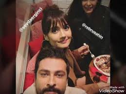 According to the famous journalist sina kologlu, fatih aksoy decided to repeat the pair on the screen again and mediyapim company is preparing a new series, that will be aired next season. Onur Tuna Yasak Elma Daki Sevgilileri Sevda Erginci Ve Ebru Sas Ile Yemekte By Star Life