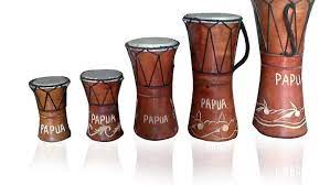 Tifa ialah alat musik khas papua, meskipun sering menjadi simbol masyarakat papua sendiri. Alat Musik Tradisional Papua Lengkap Sejarahnya