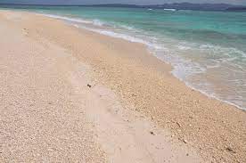 灯台下のビーチ ビーチ 灯台 沖縄