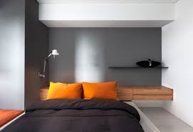 Un'idea per la camera da letto è creare delle nicchie a cui attribuire diverse funzioni. Testiere Con Comodino Incluso Idee Interior Designer