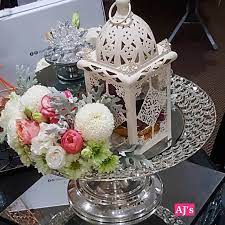 Di sini ada beberapa contoh gubahan bunga segar.di ambil dari blog zue collection,rawang, sirih pinang,johor dan nazurin creation's.ini adalah hanya untuk rujukan bg sesiapa yang berminat untuk membuat tempahan bunga segar dari saya.gubahan tidakklah 100% sama, mungkin akan ada. Hantaran Pertunangan Gubahan Bunga Segar
