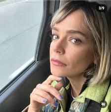 Merhaba arkadaşlar! Hoy 10 de Junio está de cumple la hermosa actriz Hazal  Benli 😍🌹 Quién dio vida al personaje de Fadik . Que tenga un hermoso día!  İyi ki doğdun! İyi ki varsın! 🎉🎈🎶🎂👏👏👏❤