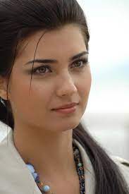 2014'te unicef türkiye'nin iyi niyet elçisi seçildi. Tuba Buyukustun Un Genclik Halleri